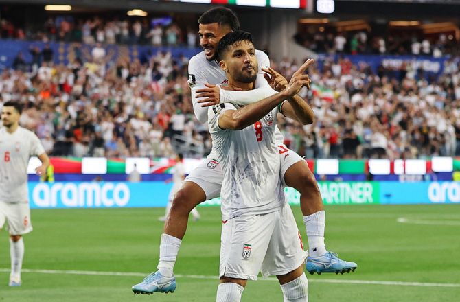 FIFA VM -Iran-målscorer afviser politisk motiv bag pistol-gestus