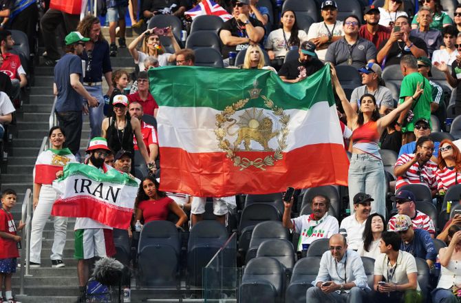 FIFA VM -Buhråb under Irans nationalmelodi: Det rager ikke jer