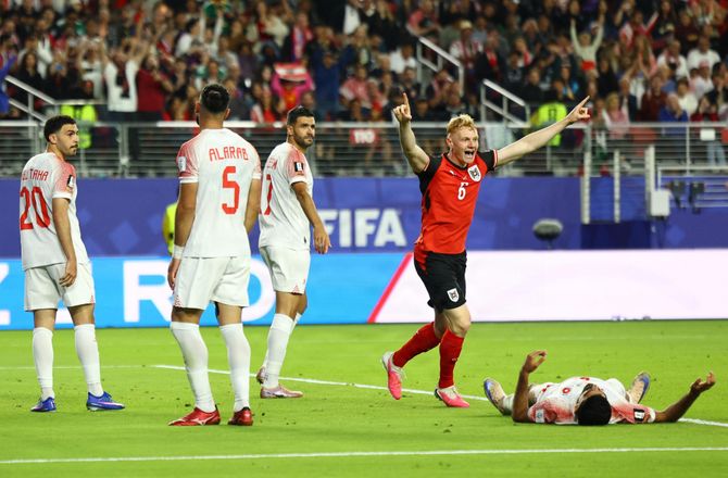 FIFA VM -Selvmål og sent straffe reddede Østrig