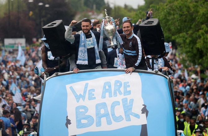 Premier League -Coventry jubler over Arsenal: Mester mod mester
