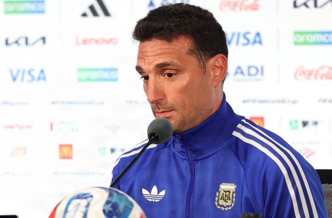 FIFA VM -Scaloni undrer sig over vandpauser: Mærkeligt