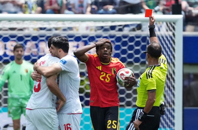 FIFA VM -Belgisk forsvarer har rejst sig efter udvisning