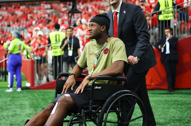 FIFA VM -Koné i kørestol hyldet på stadion