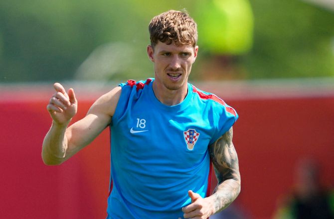 Super League -Købsoption på plads: Augsburg udlejer Jakić
