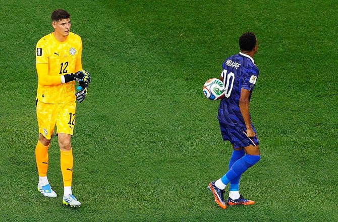 FIFA VM -Gill ignoreret – kastede bold på Mbappé