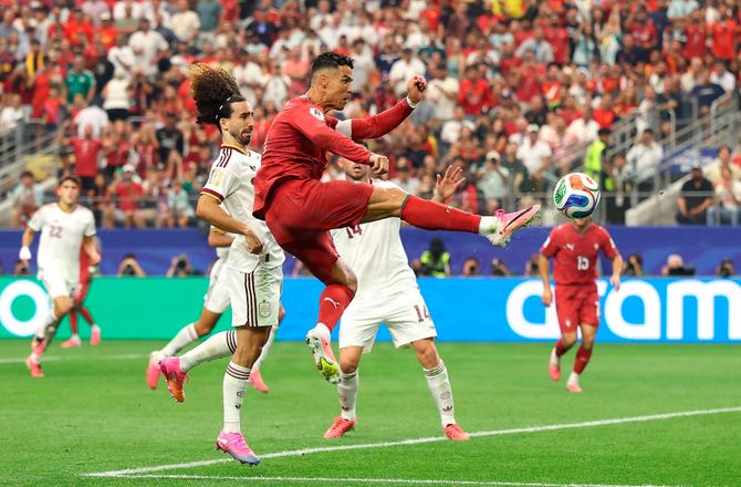 FIFA VM -VM-natten: Landstræner-stop, Ronaldo-farvel og bøllebank