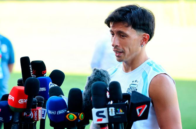 FIFA VM -Lisandro Martinez afviser dommerhjælp: De gør det fantastisk