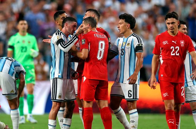 FIFA VM -Rødglødende schweizer: Hvad laver den dommer her?