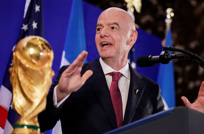 VM -Trods klima-løfte: Infantino fløj rundt til 43 VM-kampe