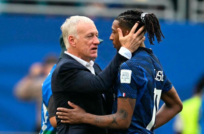 VM -Ydmyget før pausen: Deschamps tager skylden