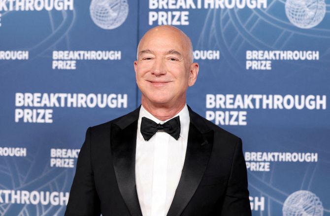 Premier League -Sky: Jeff Bezos tæt på at købe en tredjedel af Liverpool
