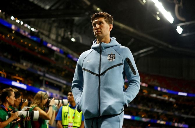 Serie A -Stones glæder sig over Akanji-genforening