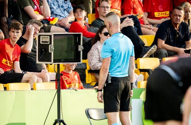 ECL-kval -Langt VAR-tjek undrer FCN: Hvorfor skal det tage så lang tid?