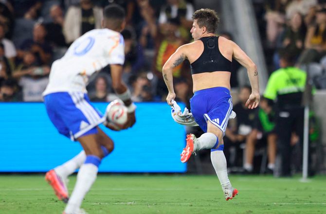 Major League Soccer -Dreyer blev helt og så rødt i Achouri-debut