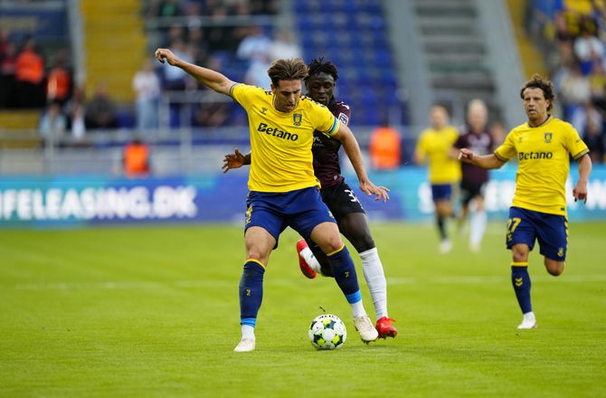 3F Superliga -LIVE: Brøndby rammer stolpen!