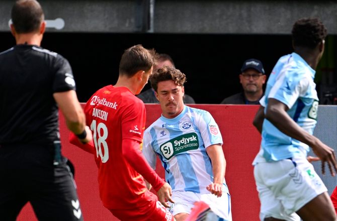 3F Superliga -LIVE: Grim tackling udløser advarsel!