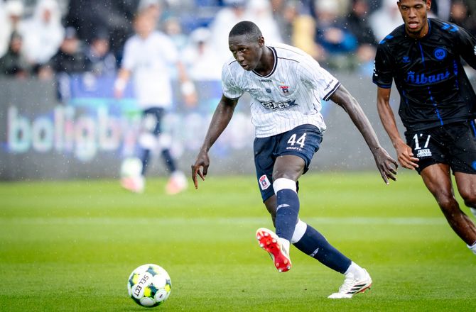 3F Superliga -Camara bliver fast del af AGF's Superliga-trup