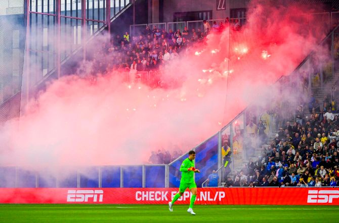 Æresdivisionen -Feyenoord-sejr overskygget af uro og kampafbrydelse