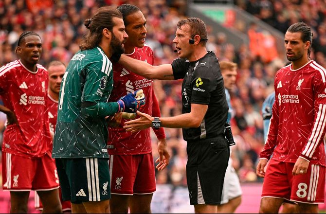 Premier League -FA straffer Alisson for upassende adfærd