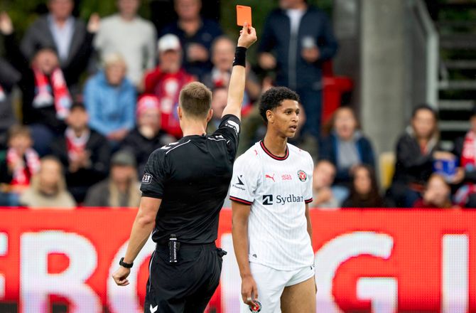 3F Superliga -Dommer står fast: Klart rødt kort til FCM