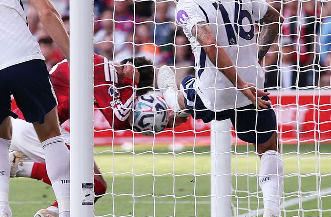 Premier League -Forest-back raser over VAR