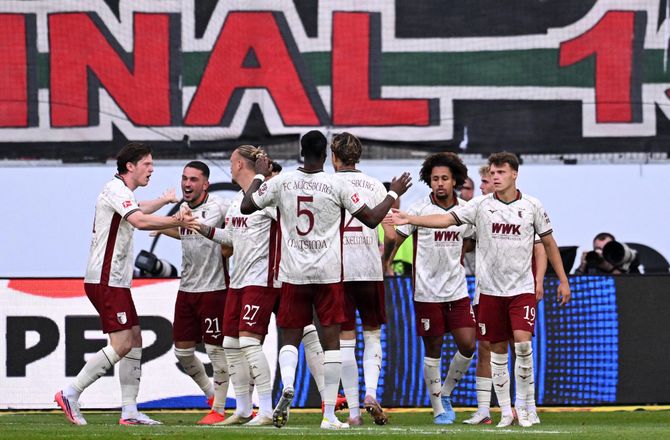 Bundesliga -Augsburg spillede sig på førstepladsen med storsejr