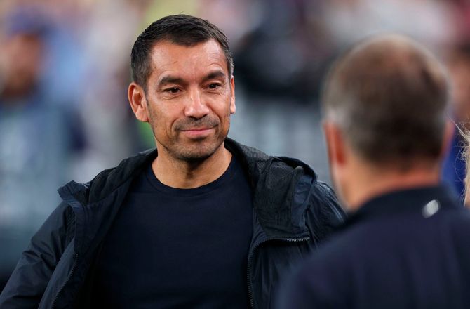 Champions League -Trods Barca-bank: Van Bronckhorst er stolt