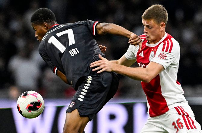 Æresdivisionen -Ajax binder eftertragtet stopper