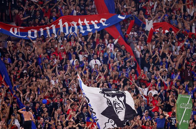 Ligue 1 -Groft budskab på banner: Ligue 1-kamp afbrudt