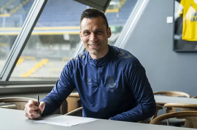 3F Superliga -Officielt: Brøndby forlænger med Thomas Mikkelsen