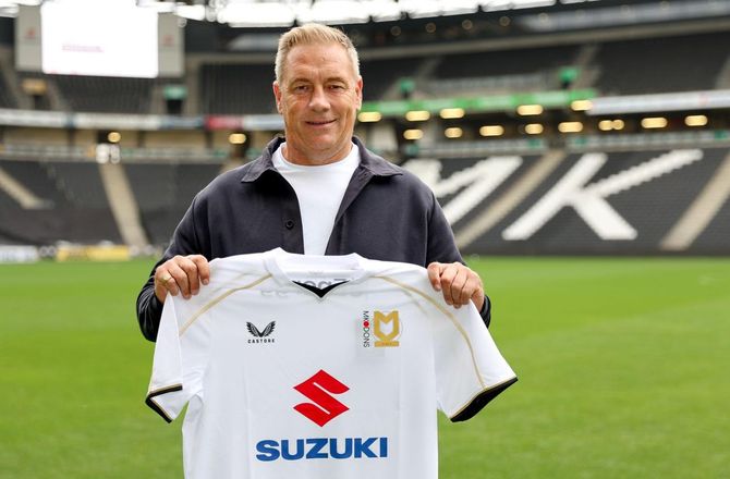 International -Et skridt ned: Crawley-manager overtager League Two-klub