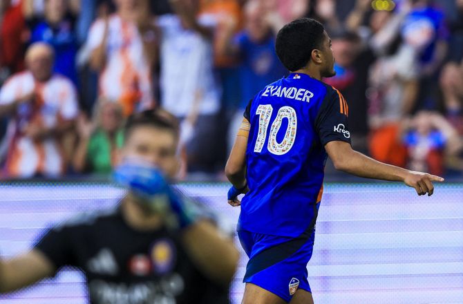 Major League Soccer -Evander smadrede Orlando City