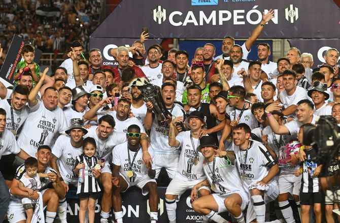 Copa Argentina -Skandaløse scener i Argentina: Spillere og fans slås i pokalfinale