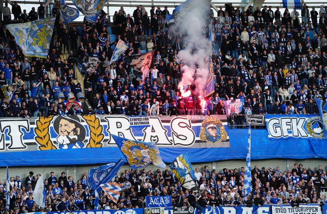 Allsvenskan -Göteborg-derby afbrudt og udskudt: Flag brændte på lægterne