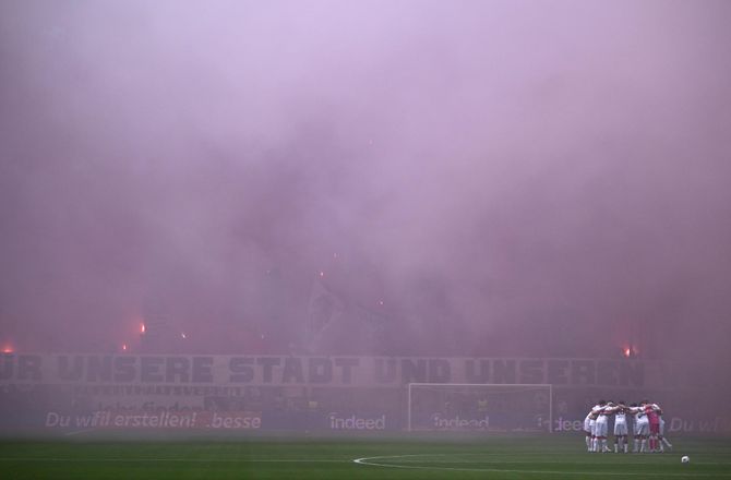 Bundesliga -Frankfurt-chef rasende på egne fans: Vanvittig opførsel