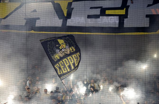 Super League -Trusler og uro: Kæmpe tilskuerstraf i græsk fodbold