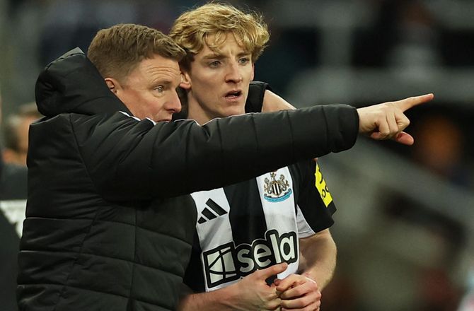Premier League -Howe ærgrer sig over Gordon-salg: Men forstår ham også
