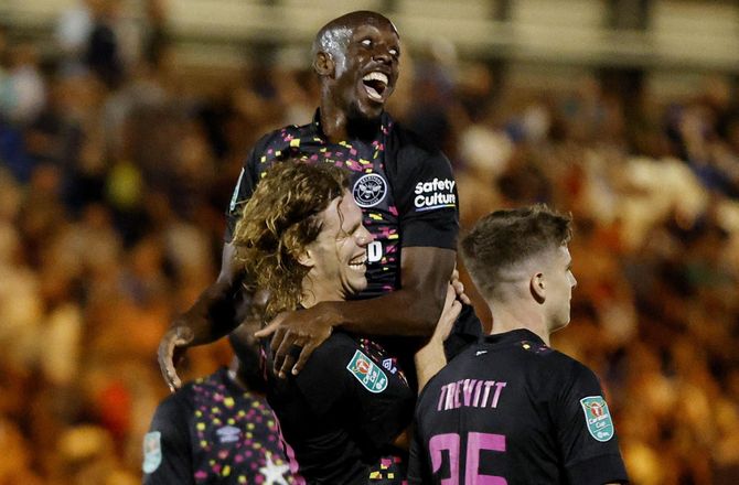 Premier League -Brentford udlejer midtbanespiller til Exeter