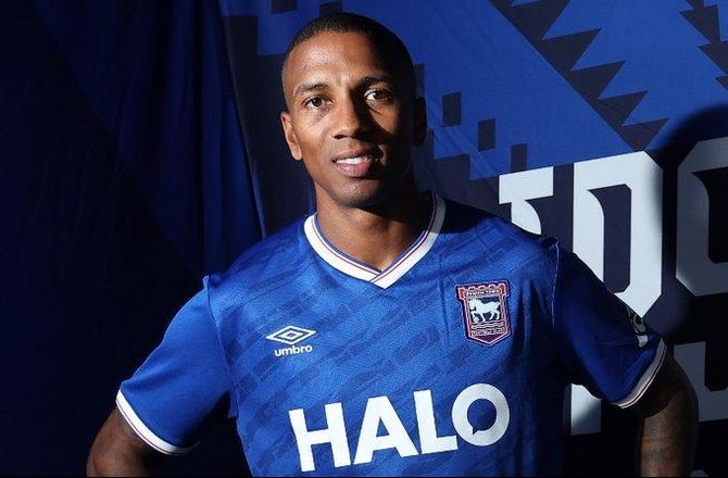 Championship -Bekræftet: Ashley Young skifter til Ipswich