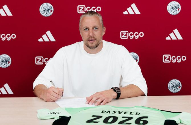 Æresdivisionen -Ajax forlænger med 41-årig målmand
