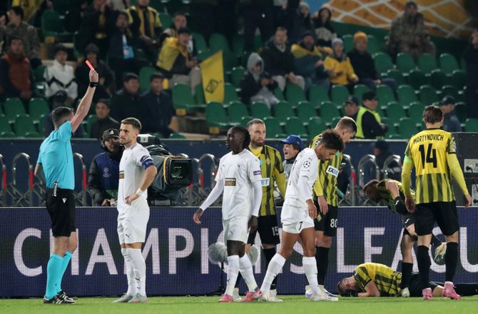Champions League -Stempling i halshøjde: Direkte rødt til Pafos-spiller