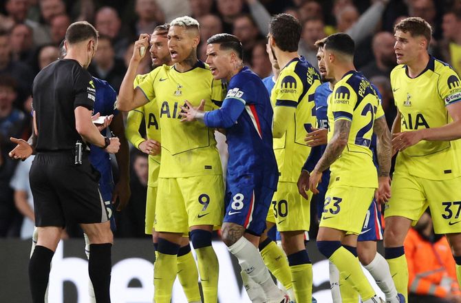 Premier League -Spurs skifter én i skæbnekamp