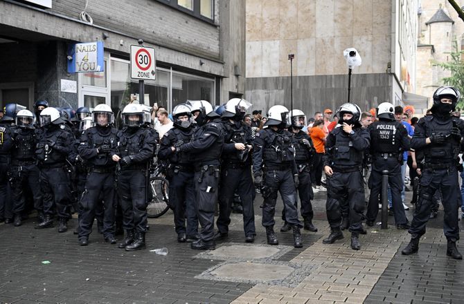 Bundesliga -680 Dortmund- og Schalke-fans i masseslagsmål