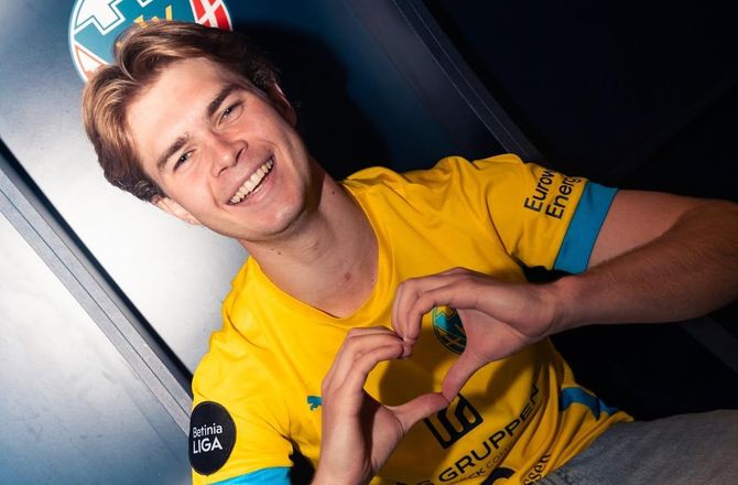 Betinia Liga -Hjalte Dahl underskriver professionel Hobro-kontrakt