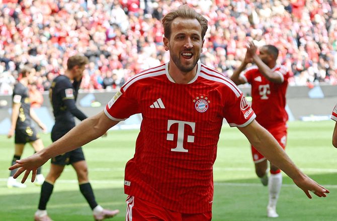 Bundesliga -Kane cementerede topscorertitel med hattrick mod Köln
