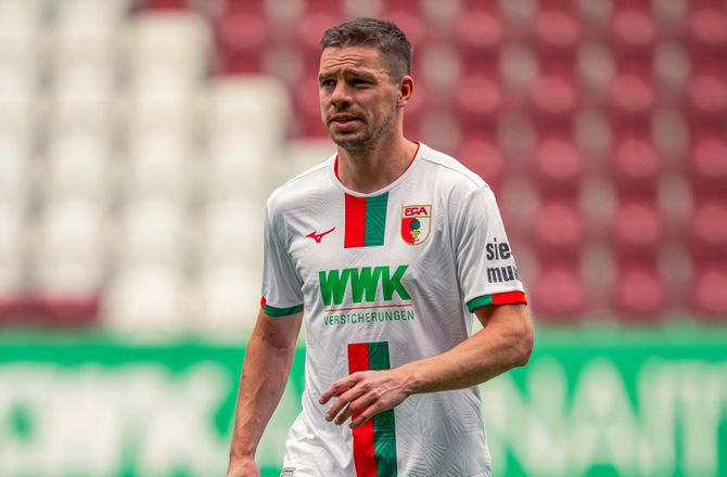Bundesliga -Augsburg belønner klubmand efter tre korsbåndsskader