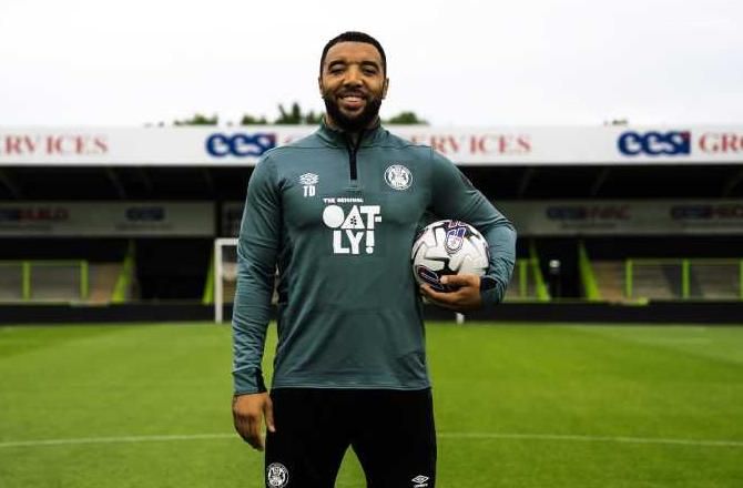 League 2 -Forfærdelig Deeney-start: Karantæne og undskyldning