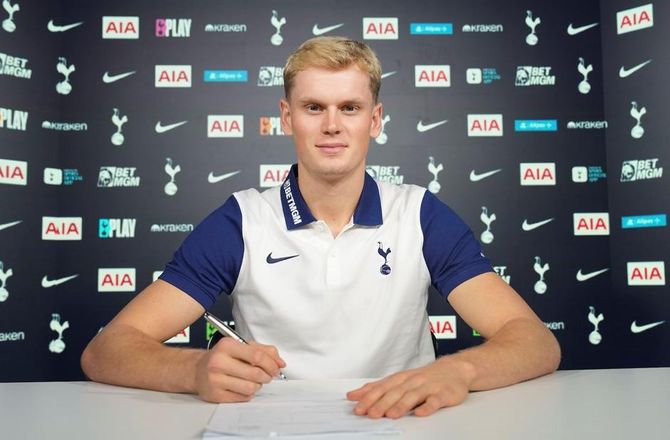 Premier League -Officielt: Tottenham henter Antonin Kinsky 