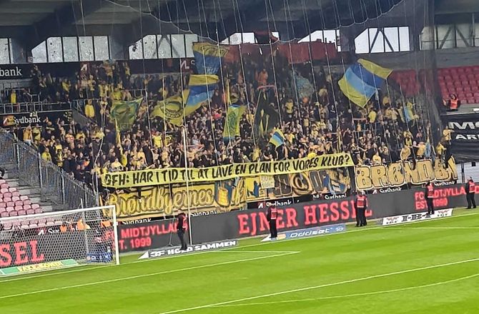 3F Superliga -Brøndby-fans med banner: GFH, har I tid til en plan?