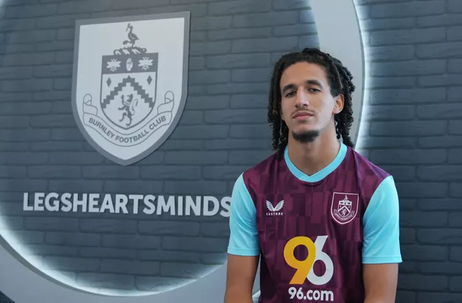 Premier League -Politiet efterforsker Burnley-spiller efter spyt mod fan
